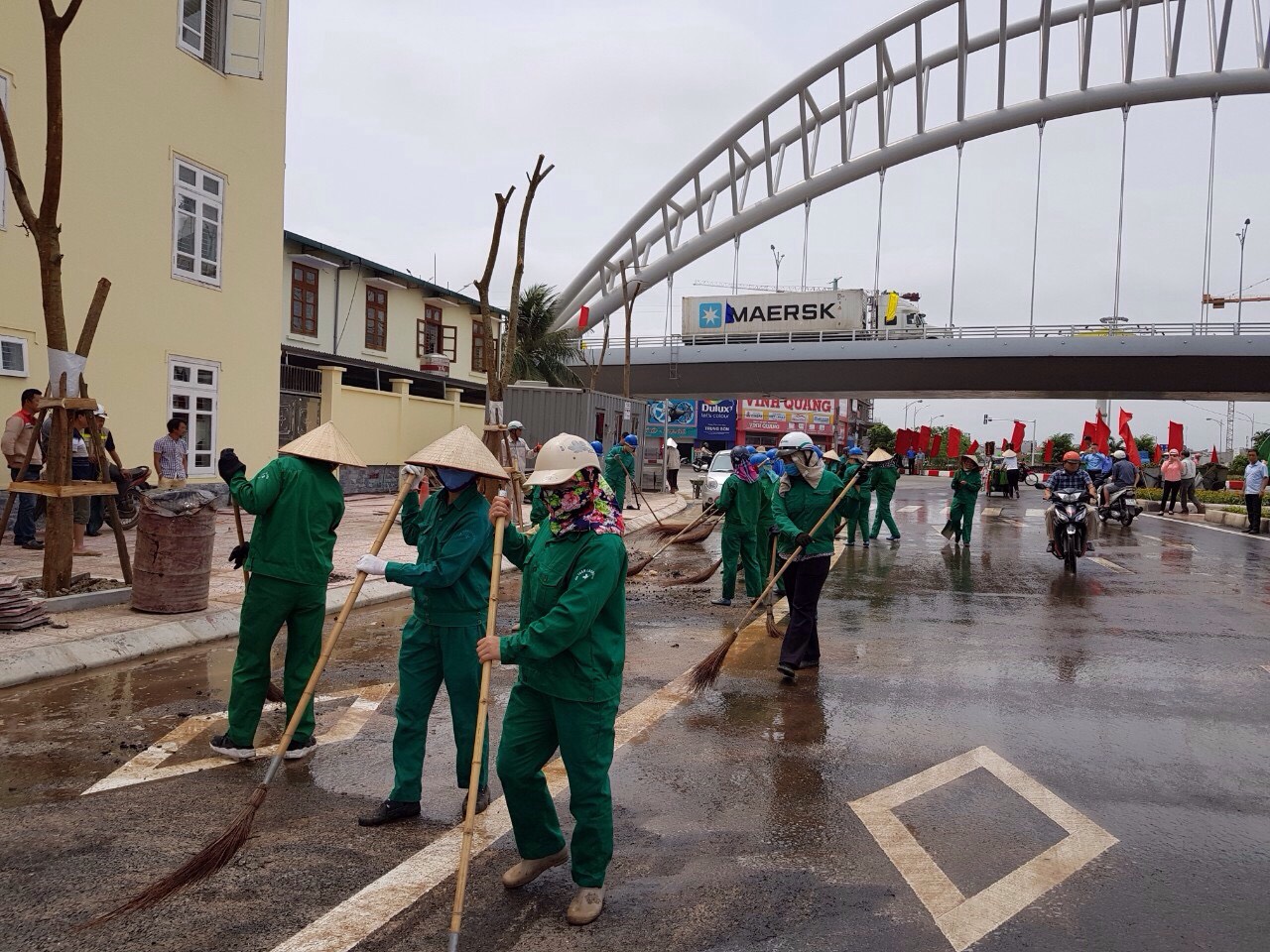 C&ocirc;ng ty m&ocirc;i trường đ&ocirc; thị Hải ph&ograve;ng l&agrave;m vệ sinh đường phố.