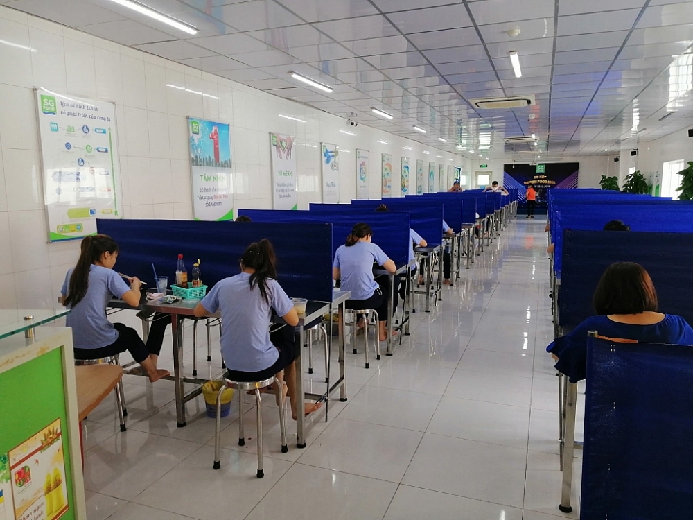 Bàn ăn trưa của công nhân Công ty Cổ phần Sài Gòn Food có vách ngăn hạn chế tiếp xúc gần.