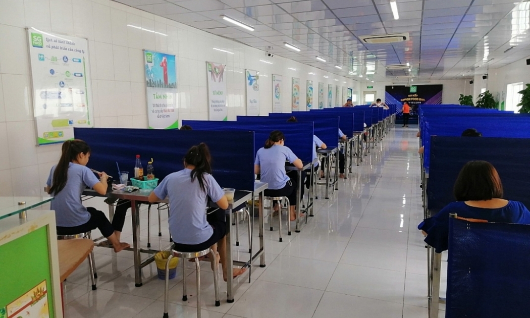 Bàn ăn trưa của công nhân Công ty Cổ phần Sài Gòn Food có vách ngăn hạn chế tiếp xúc gần.