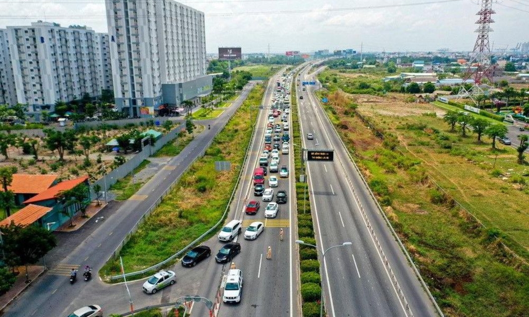 Cao tốc TP. HCM - Long Thành - Dầu Giây thường xuyên ùn tắc bởi lượng xe cộ lớn.