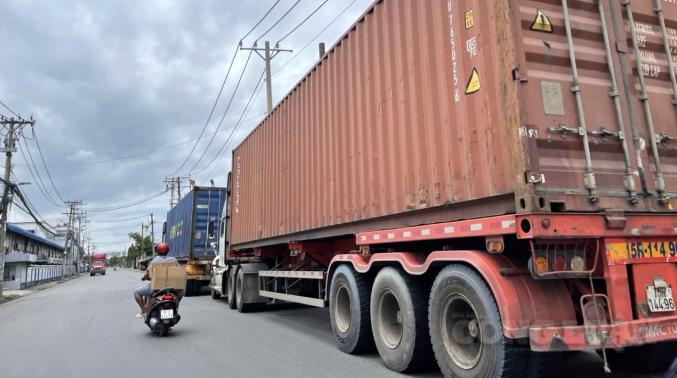 Sở Giao thông vận tải TP.HCM đến nay đã cấp thẻ ưu tiên cho khoảng 24.000 xe của 45 doanh nghiệp vận tải trên địa bàn