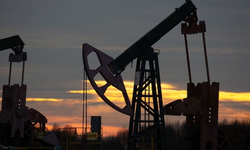 Giá dầu sụt mạnh sau khi có tin Saudi Arabia và UAE nhượng bộ về sản lượng