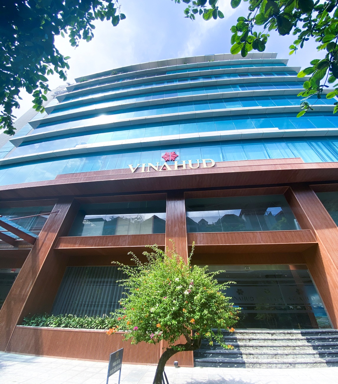 Trụ sở C&ocirc;ng ty Cổ phần Vinahud tại đường Trung Y&ecirc;n 9, khu đ&ocirc; thị Trung Y&ecirc;n, phường Trung H&ograve;a, quận Cầu Giấy, H&agrave; Nội.