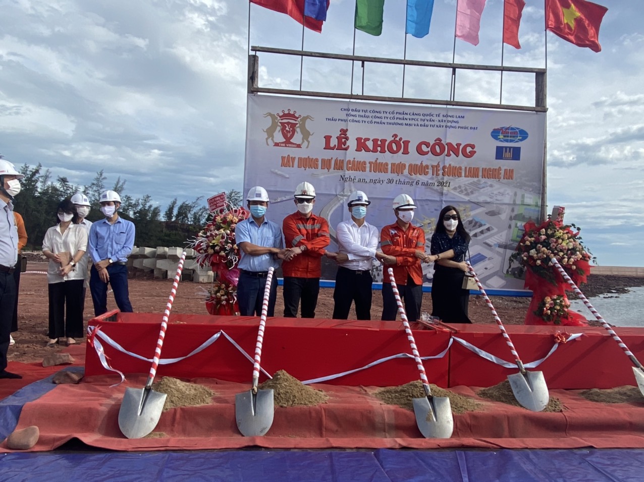 Dự án xây dựng Cảng tổng hợp quốc tế Sông Lam Nghệ An tại xã Nghi Thiết, huyện Nghi Lộc (Nghệ An) vừa chính thức khởi công.