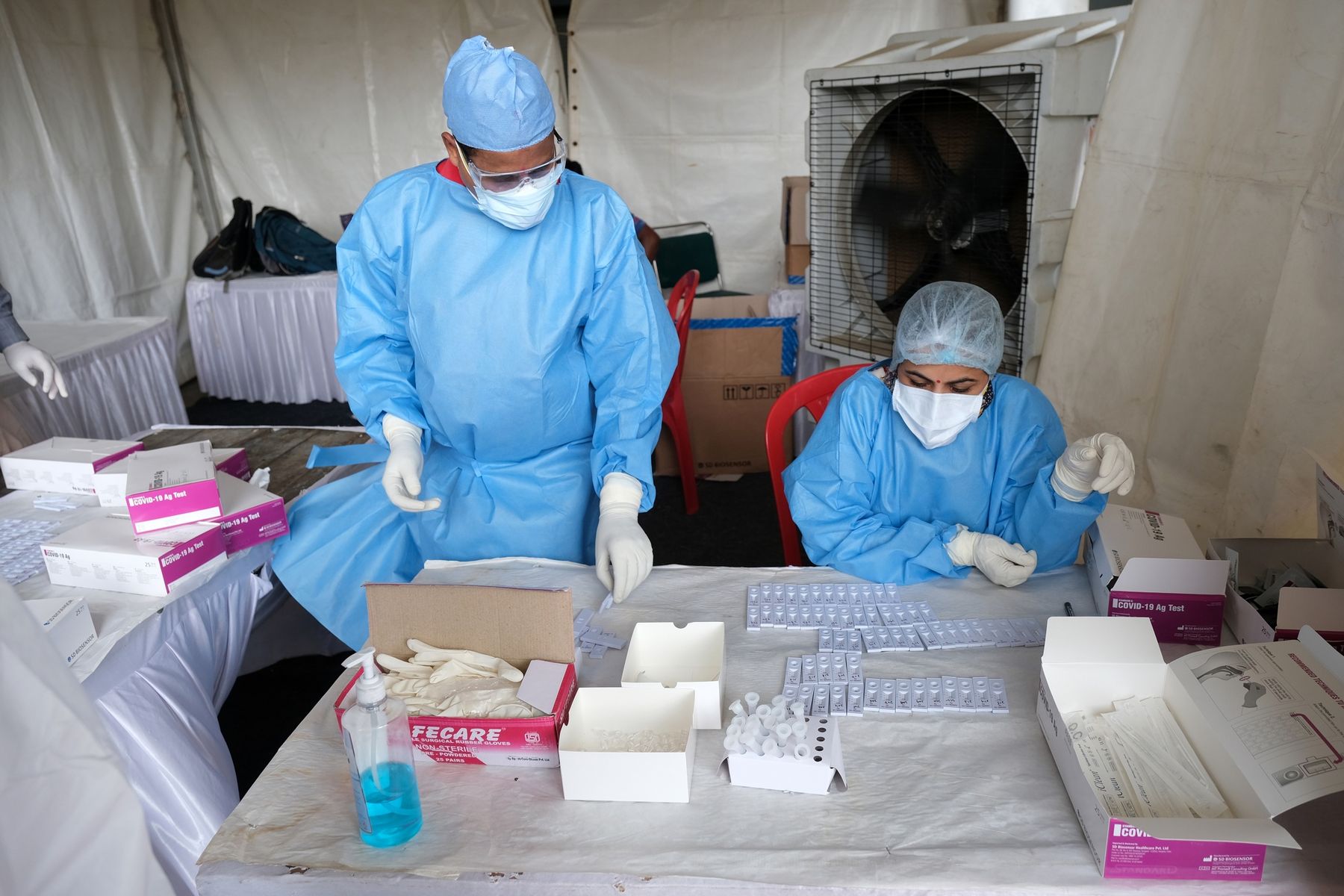 Nh&acirc;n vi&ecirc;n y tế ở New Delhi, Ấn Độ l&agrave;m việc với những bộ kit x&eacute;t nghiệm nhanh Covid-19 do SD Biosensor sản xuất - Ảnh: Bloomberg.