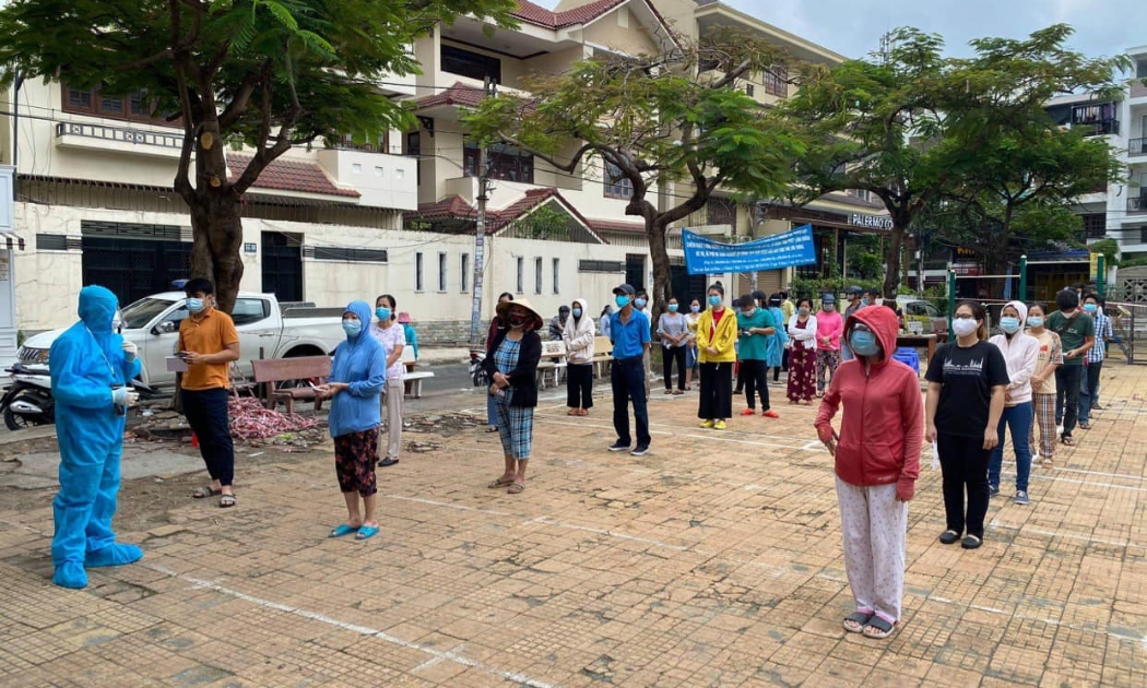 Người dân đến lấy mẫu xét nghiệm được yêu cầu giãn cách theo quy định.