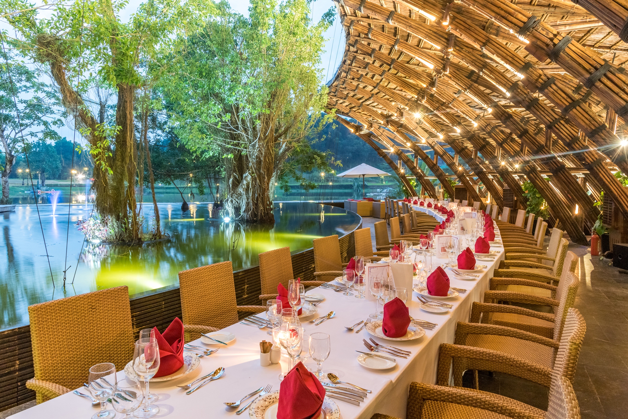 Điểm nhấn của du lịch MICE l&agrave; những trải nghiệm ẩm thực độc đ&aacute;o b&ecirc;n kh&ocirc;ng gian sang trọng.