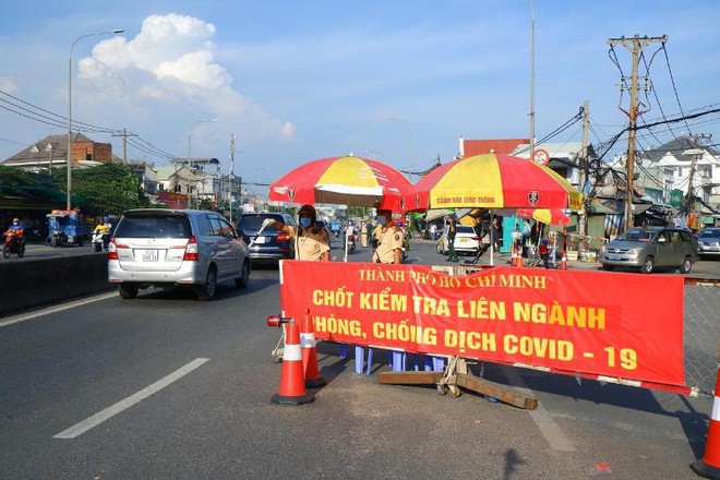 Xe tải kẹt dài tại chốt kiểm soát người từ TP.HCM về Long An