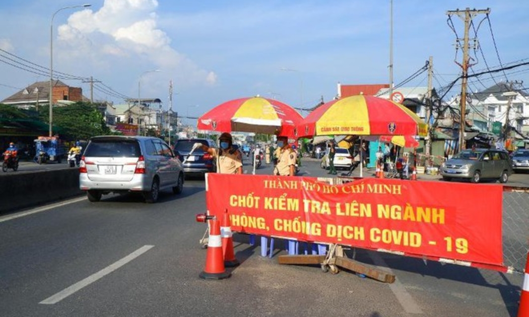 Xe tải kẹt dài tại chốt kiểm soát người từ TP.HCM về Long An