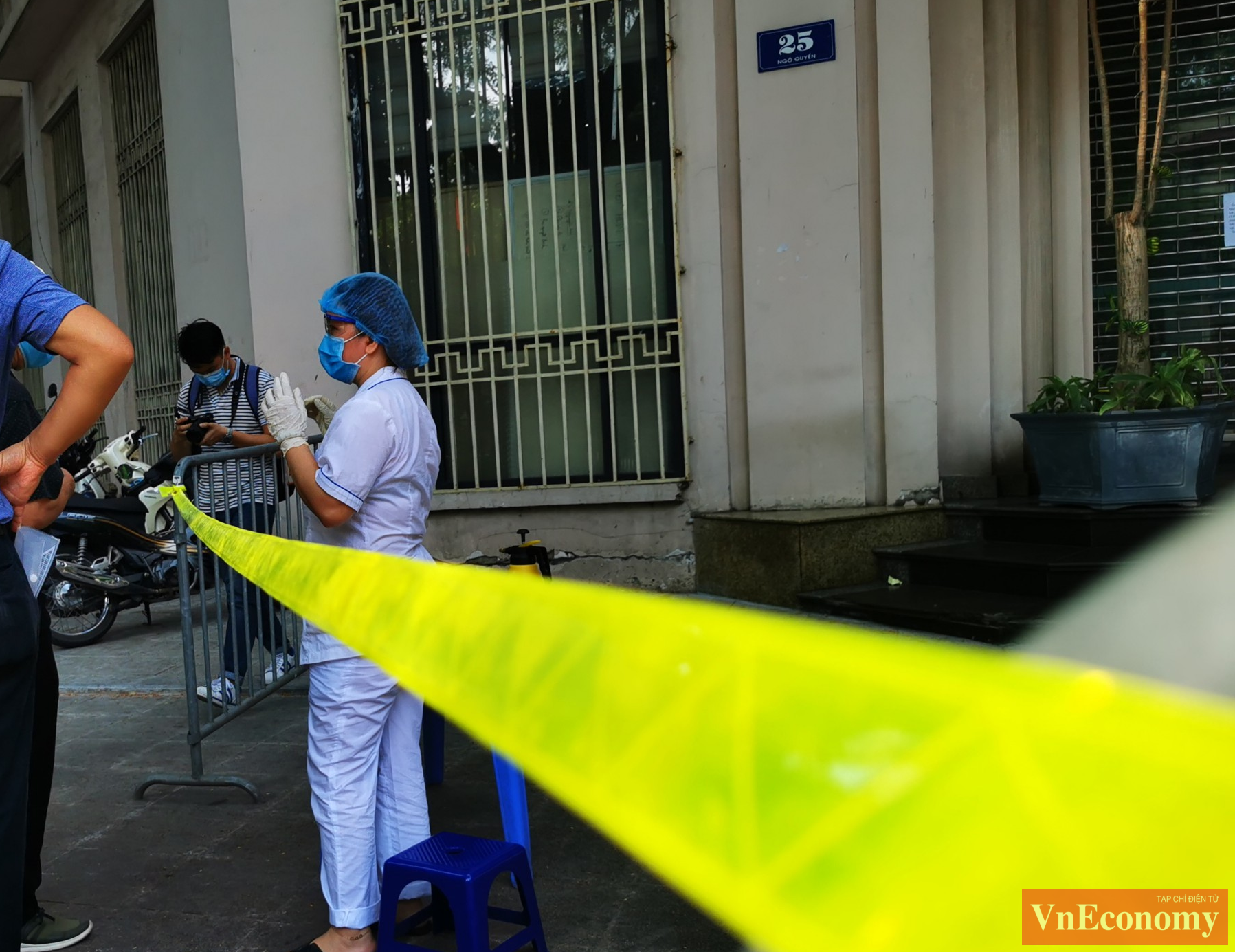 Văn ph&ograve;ng Bộ C&ocirc;ng Thương đ&atilde; li&ecirc;n hệ với c&aacute;c cơ quan chức năng tổ chức phun khử khuẩn tại khu vực l&agrave;m việc li&ecirc;n cơ 25 Ng&ocirc; Quyền, Ho&agrave;n Kiếm, H&agrave; Nội.