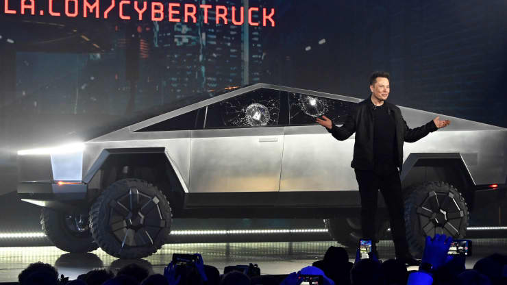 Elon Musk trong lễ giới thiệu Cybertruck vào năm 2019, sau khi cửa sổ xe bị vỡ vì cú đập thử nghiệm - Ảnh: Reuters.