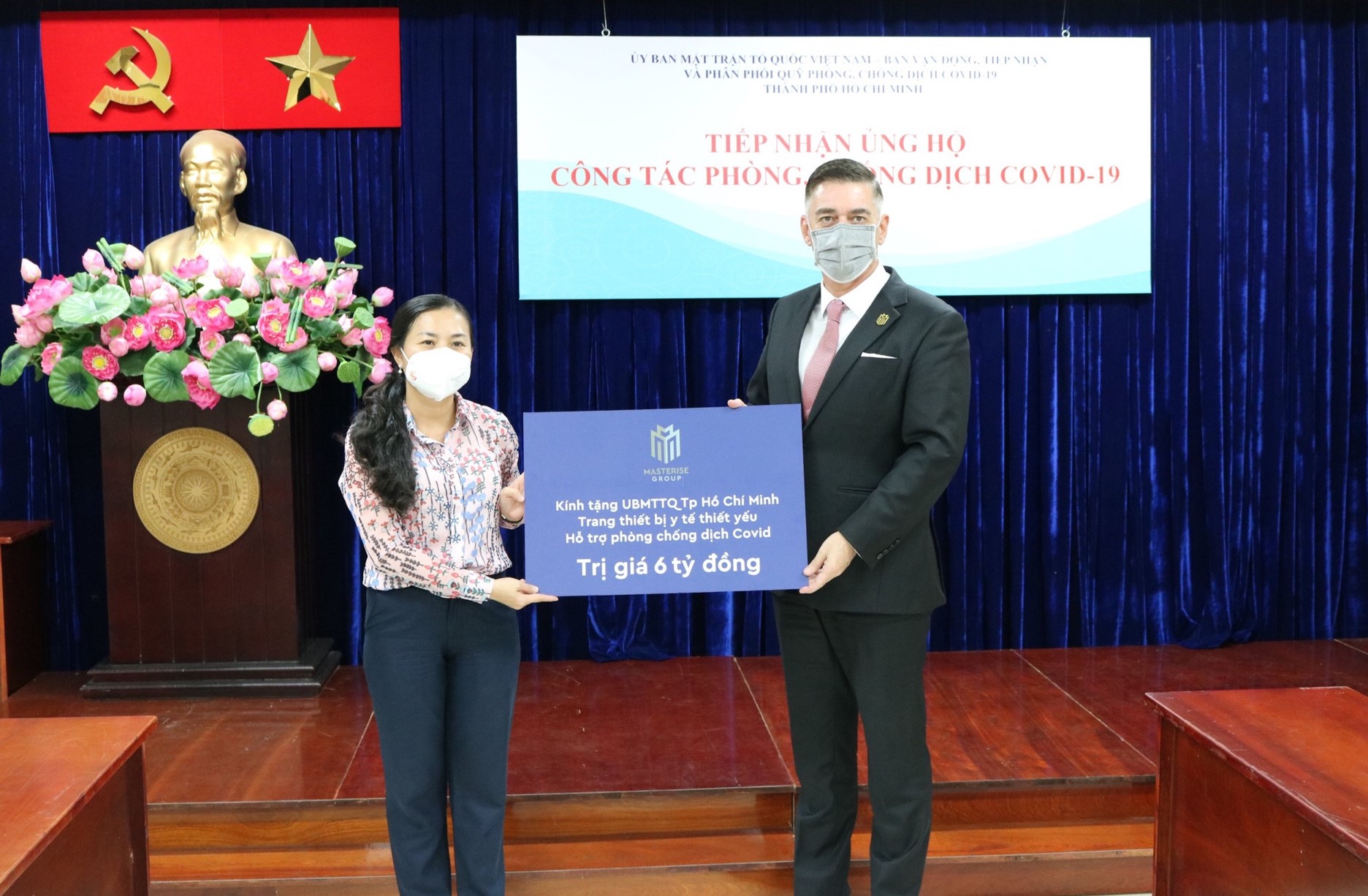 Đại diện tập đo&agrave;n trao 6 tỷ đồng hỗ trợ trang thiết bị y tế, tiếp sức cho tuyến đầu chống dịch tại Tp.HCM.