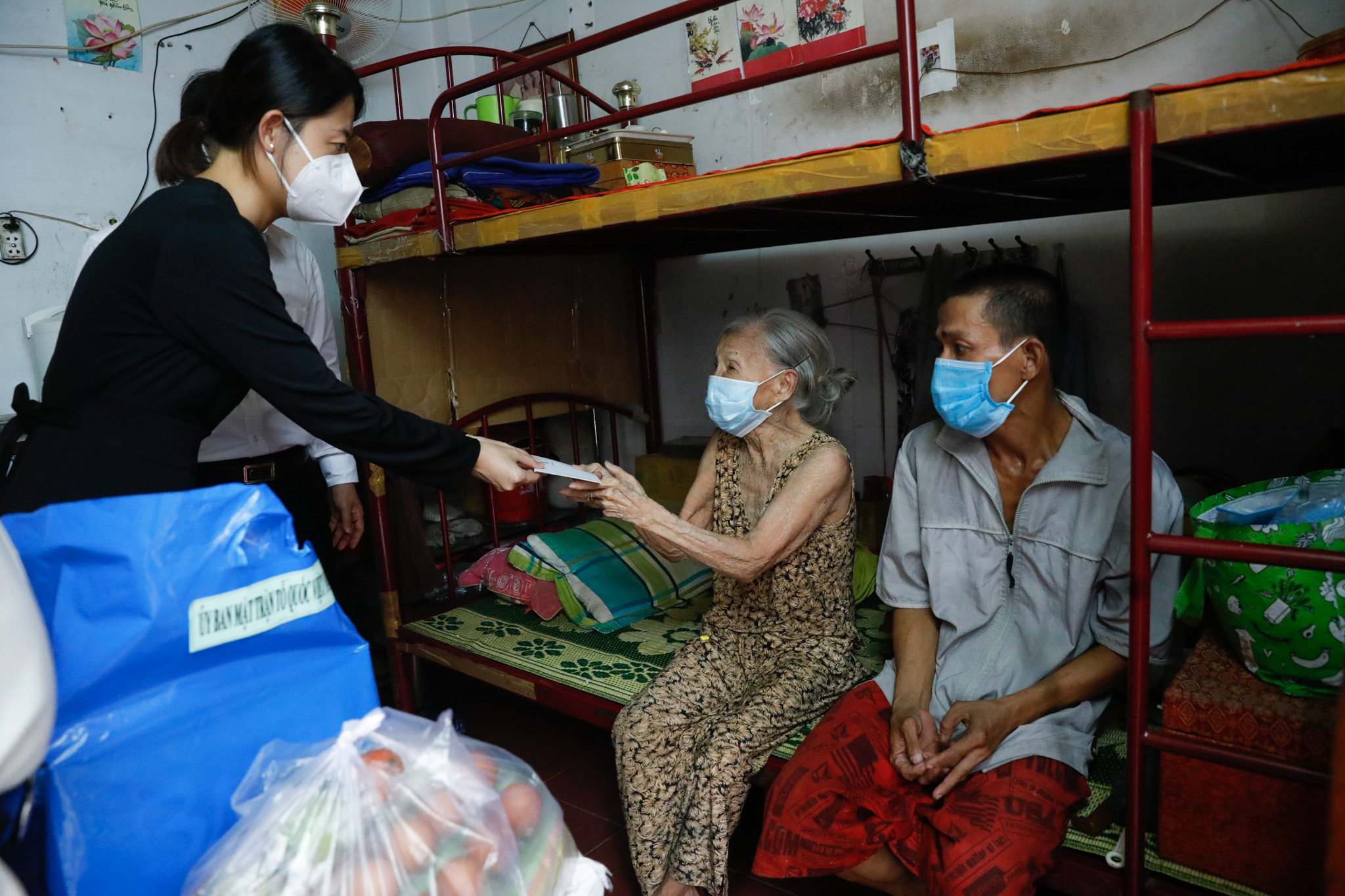 Những phần hỗ trợ đầu ti&ecirc;n của &ldquo;Giữ Tổ ấm giữa Đại dịch&rdquo; đ&atilde; tới tay người lao động quận 5, Tp.HCM.
