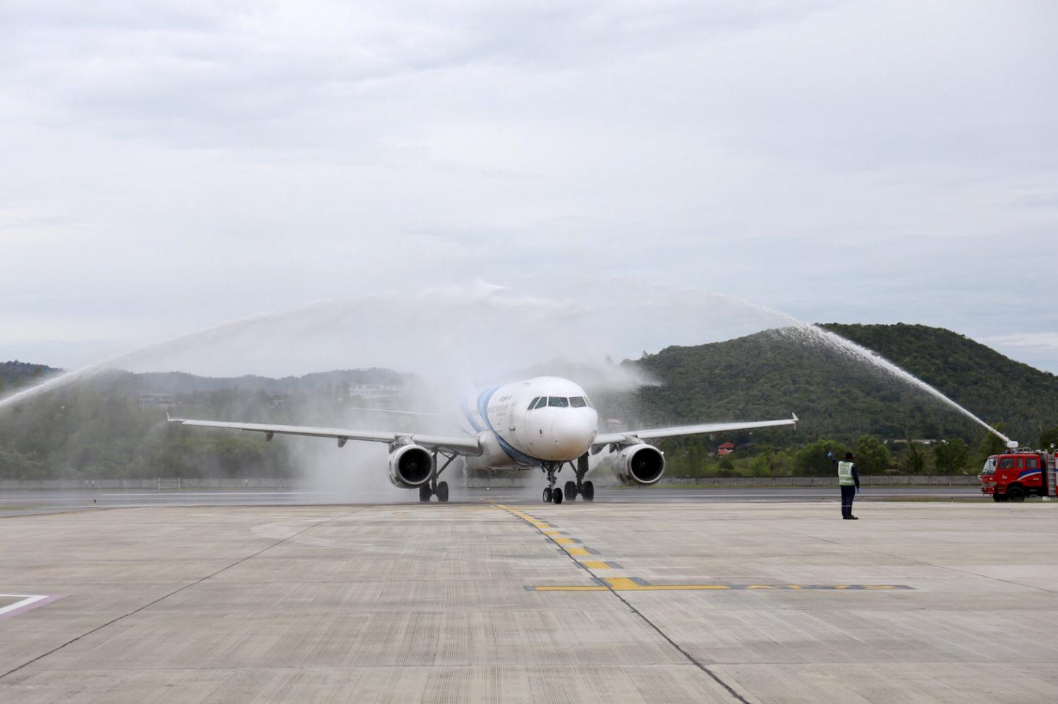Màn phun nước đón chào chiếc máy bay của Bangkok Airways chở nhóm du khách đầu tiên đến Koh Samui. Ảnh: Bangkok Post.
