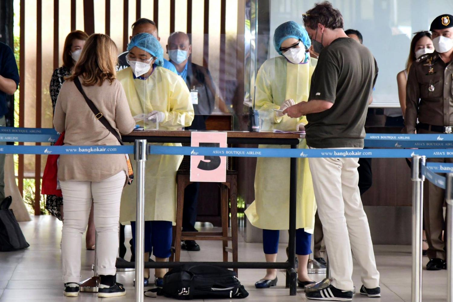 10 vị kh&aacute;ch đầu ti&ecirc;n hạ c&aacute;nh đều l&agrave; người của giới truyền th&ocirc;ng, được mời tới để thử nghiệm chương tr&igrave;nh. Ảnh: Bangkok Post.