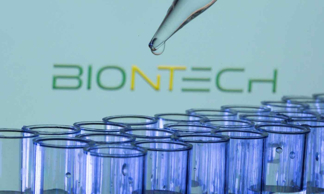 vaccine của Pfizer-BioNTech và Moderna có khả năng bảo vệ người tiêm trước các biến thể virus hiện tại - Ảnh: Reuters