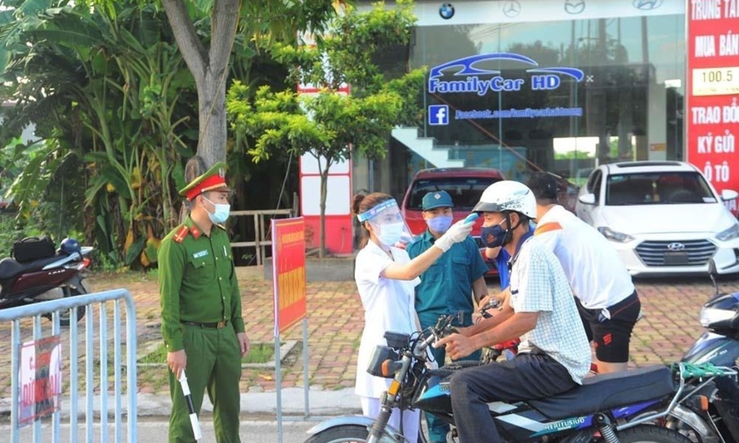 Kiểm soát người ra vào thành phố Hải Dương tại chốt kiểm tra trên đường