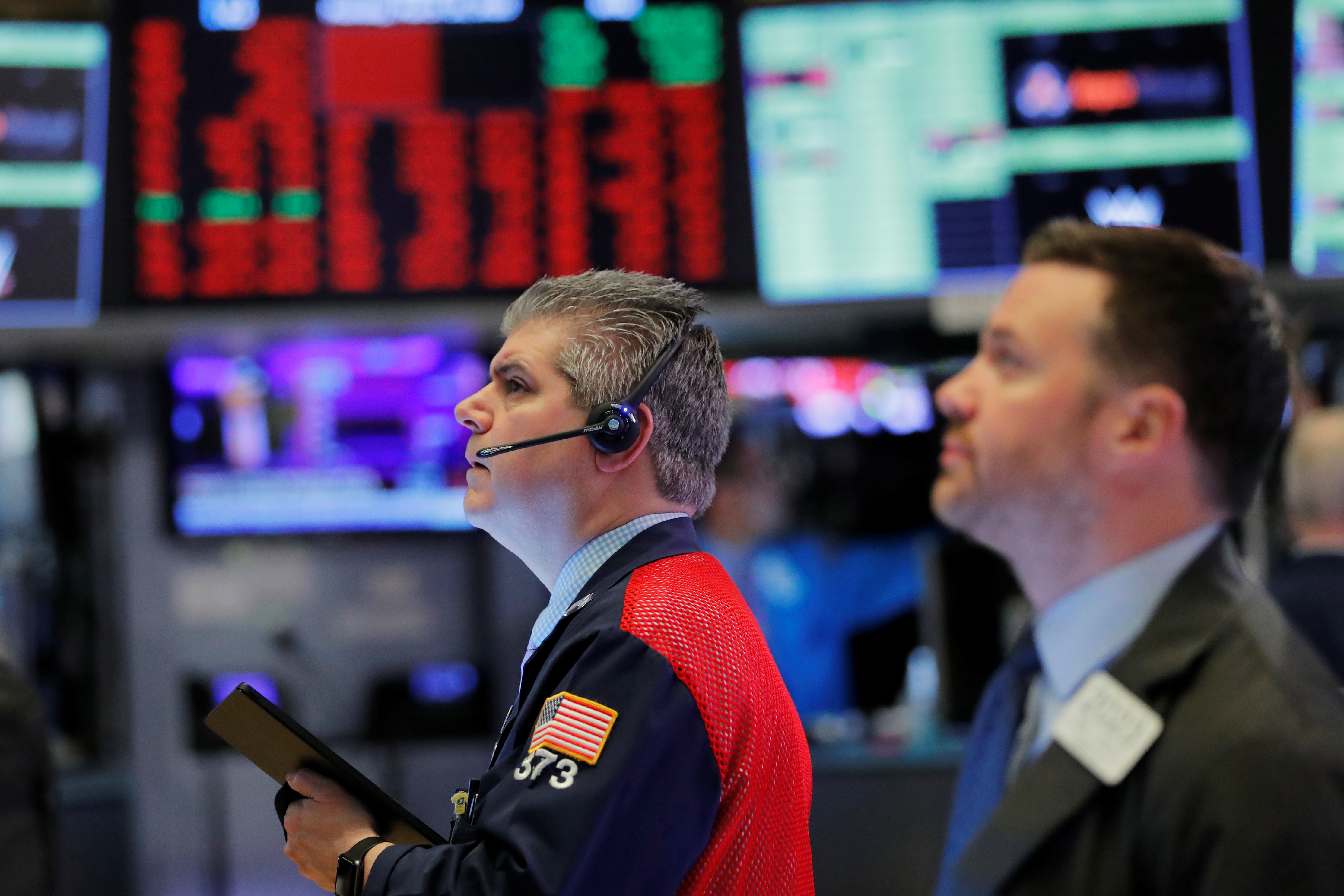 Các nhà giao dịch cổ phiếu trên sàn NYSE ở New York, Mỹ - Ảnh: Reuters.