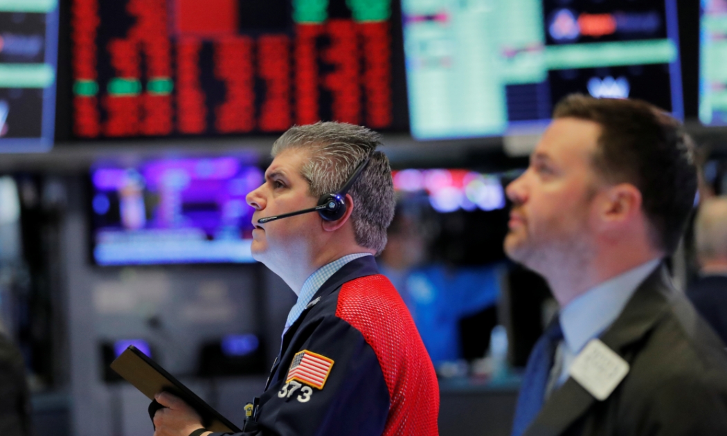Các nhà giao dịch cổ phiếu trên sàn NYSE ở New York, Mỹ - Ảnh: Reuters.