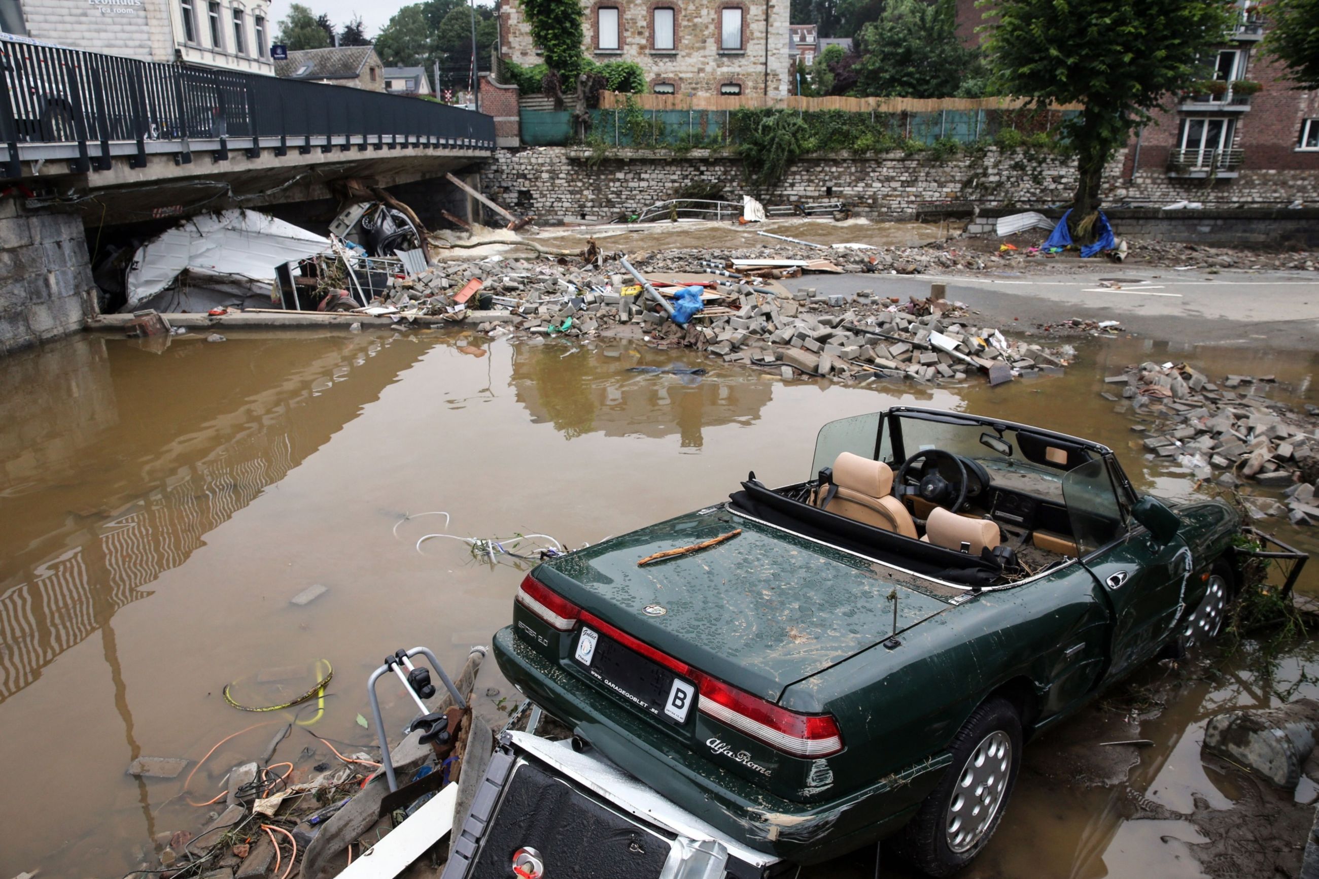 Ôtô bị hư hỏng tại Theux, Bỉ - Ảnh: AFP/Getty Images