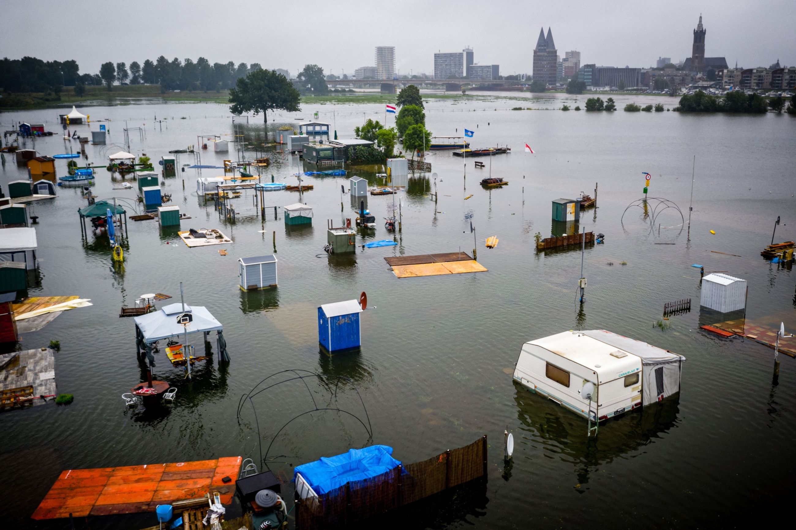 Nước lũ dâng cao tạo một địa điểm cắm trại ở Hà Lan - Ảnh: AFP/Getty Images