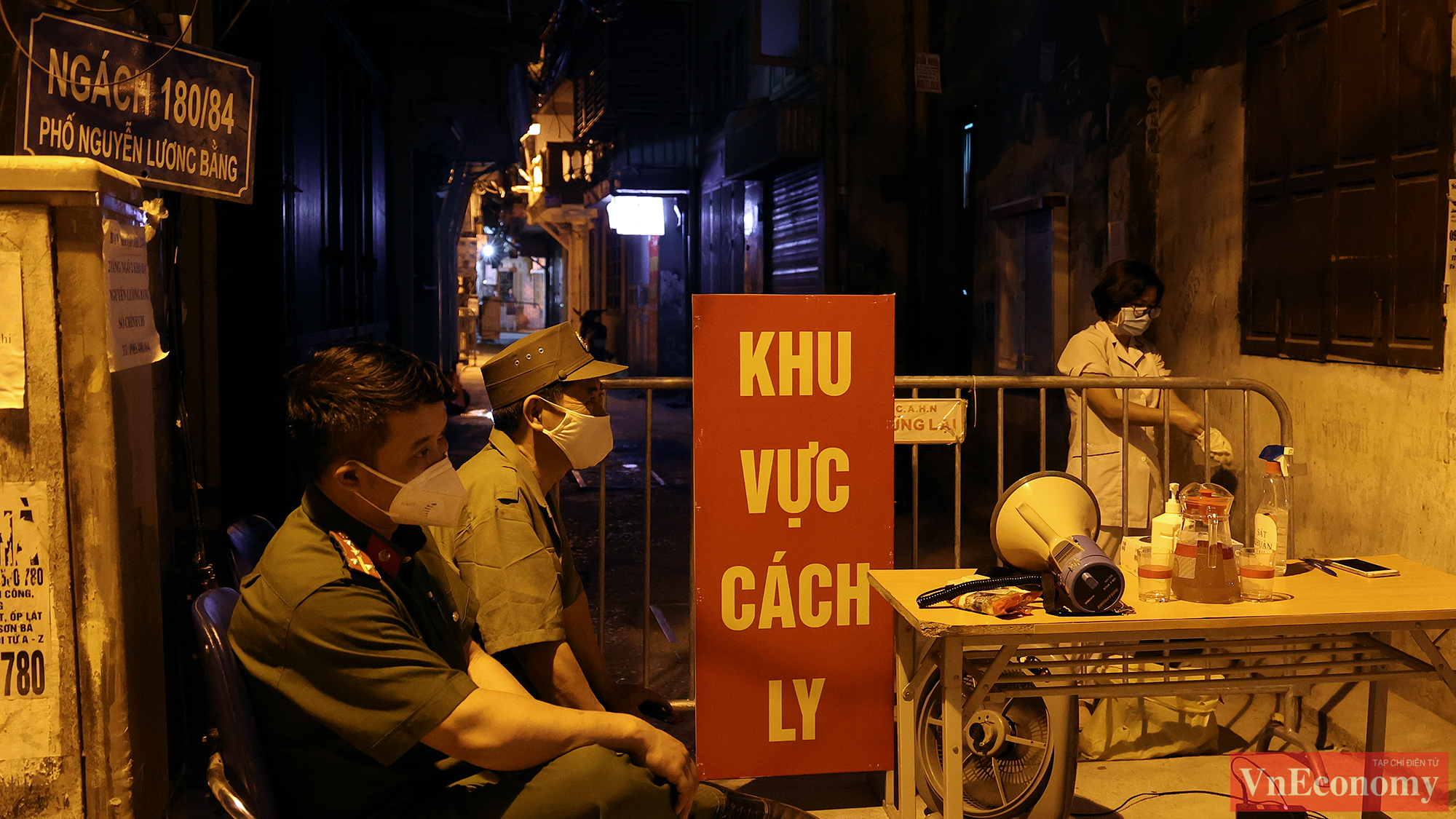 Sau khi bệnh nh&acirc;n rời đi, lực lượng chức năng sẽ tiến h&agrave;nh đưa c&aacute;c F1 đi c&aacute;ch ly tập trung, lấy mẫu x&eacute;t nghiệm v&agrave; thực hiện phun khử khuẩn khu vực bệnh nh&acirc;n sinh sống.