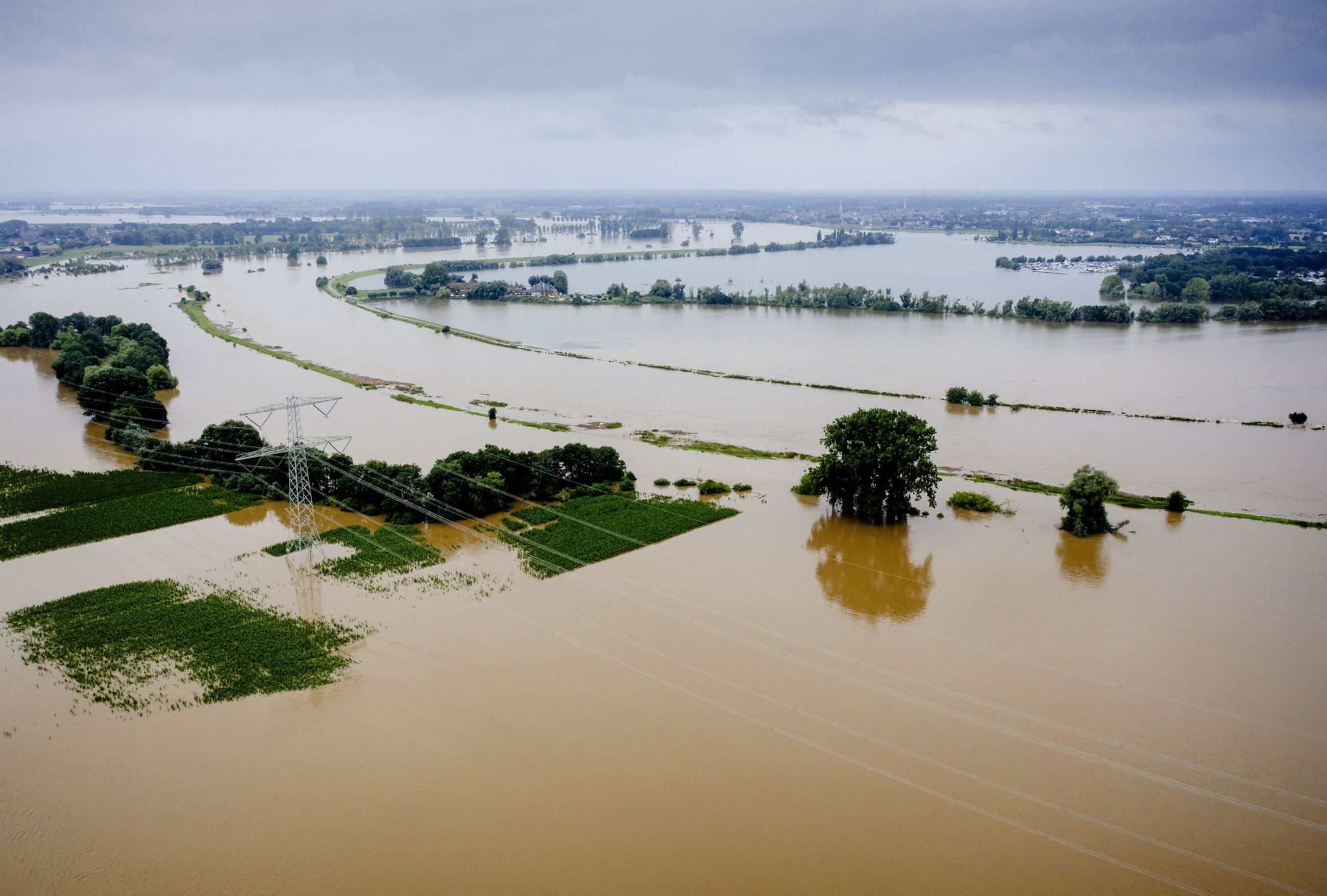 Ngập lụt tại Aasterberg, tỉnh Limburg, Hà Lan sau những trận mưa lớn - Ảnh: AFP/Getty Images