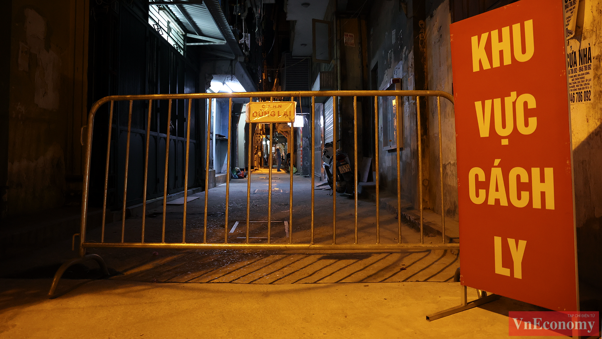 Qua điều tra dịch tễ, c&oacute; 6 F1 của ca bệnh n&agrave;y, trong đ&oacute;, 5 F1 c&ugrave;ng l&agrave; th&agrave;nh vi&ecirc;n trong một gia đ&igrave;nh.