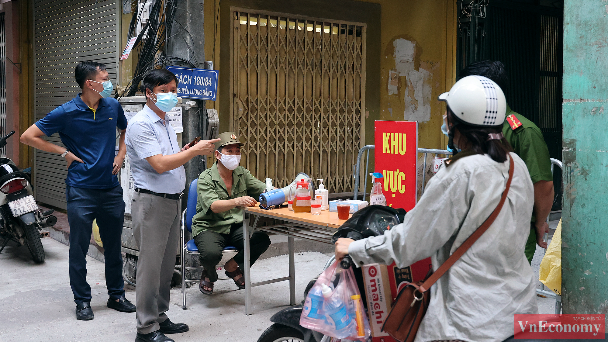 Con ngõ bị phong toả khiến nhiều người dân sống tại đây hết sức bất ngờ.