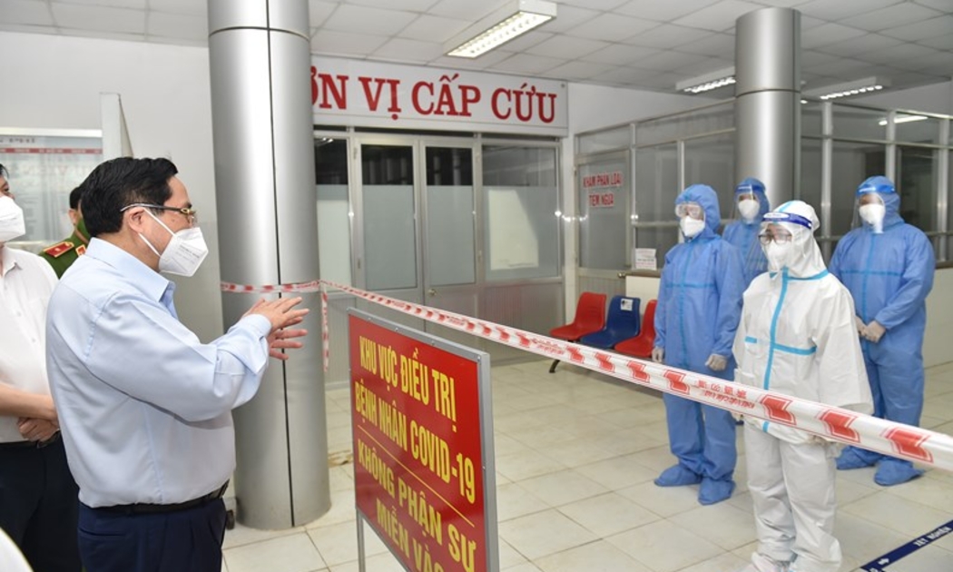Thủ tướng Phạm Minh Chính động viên các thầy thuốc trên tuyến đầu chống dịch tại Long An, ngày 10/7 - Ảnh VGP