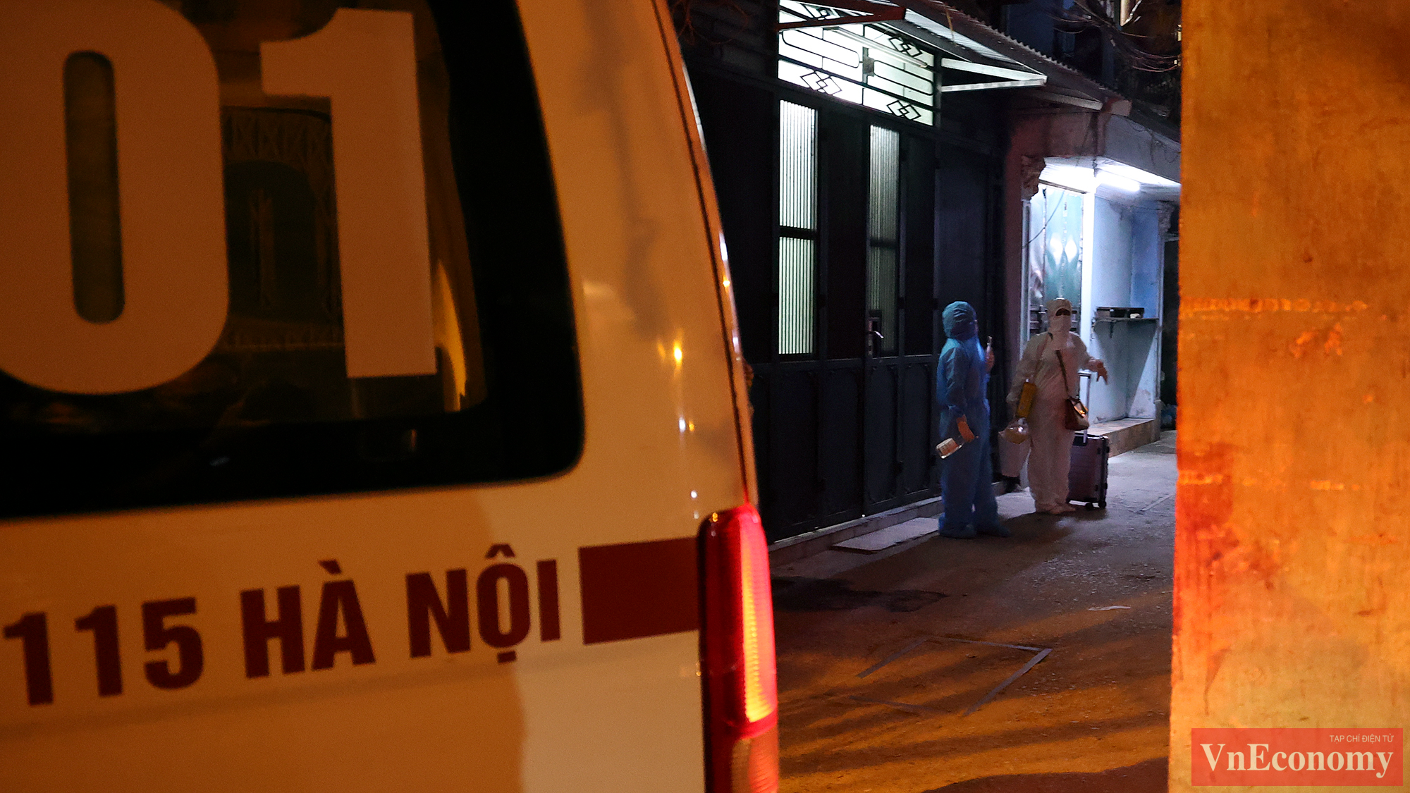 Bệnh nh&acirc;n F0 mang đồ đạc ra khỏi nh&agrave;, chuẩn bị l&ecirc;n xe cứu thương.&nbsp;