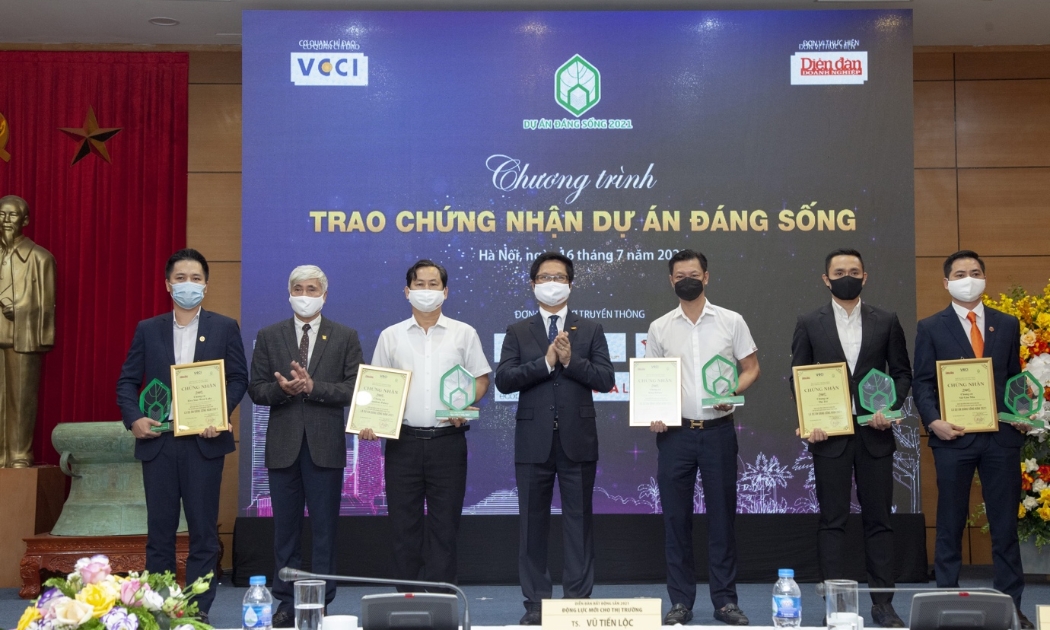 Ông Phạm Hải Đăng - Phó Tổng giám đốc Tập đoàn GFS (ngoài cùng bên trái) đại diện nhận Chứng nhận giải thưởng tại chương trình vinh danh “Dự án đáng sống 2021”.