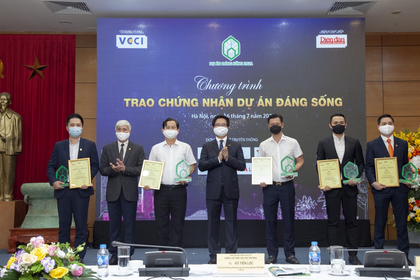 Ông Phạm Hải Đăng - Phó Tổng giám đốc Tập đoàn GFS (ngoài cùng bên trái) đại diện nhận Chứng nhận giải thưởng tại chương trình vinh danh “Dự án đáng sống 2021”.