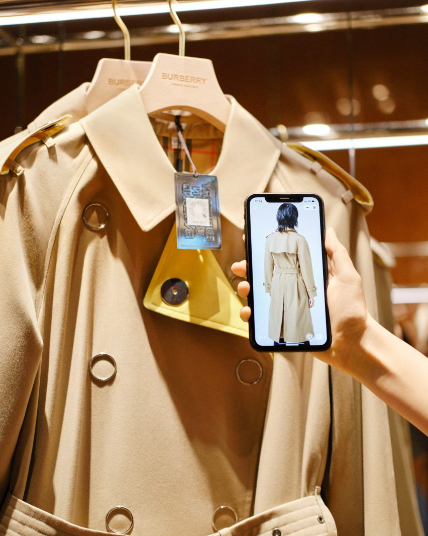 Burberry ra mắt cửa hàng tích hợp công nghệ đầu tiên ngay sau khi dịch Covid-19  bùng phát.