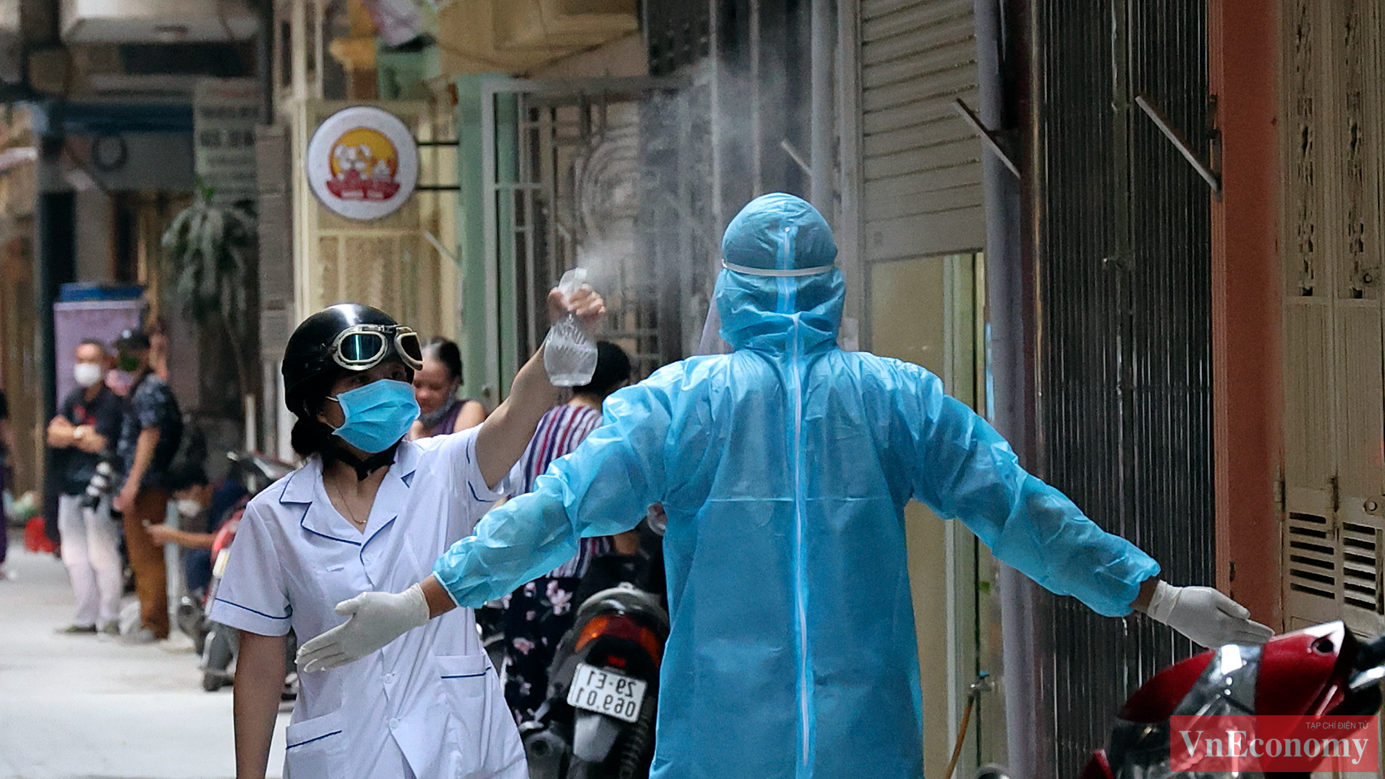 Ngay sau khi nhận được th&ocirc;ng tin về ca bệnh F1 th&agrave;nh F0, lực lượng chức năng đ&atilde; c&oacute; mặt tại khu vực, sẵn s&agrave;ng l&agrave;m nhiệm vụ.