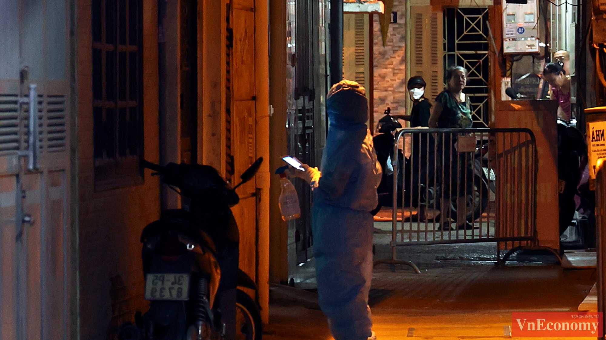 Lực lượng chức năng chuẩn bị đưa ca F1 th&agrave;nh F0 đi c&aacute;ch ly, đồng thời khoang v&ugrave;ng truy vết c&aacute;c ca F1, F2.