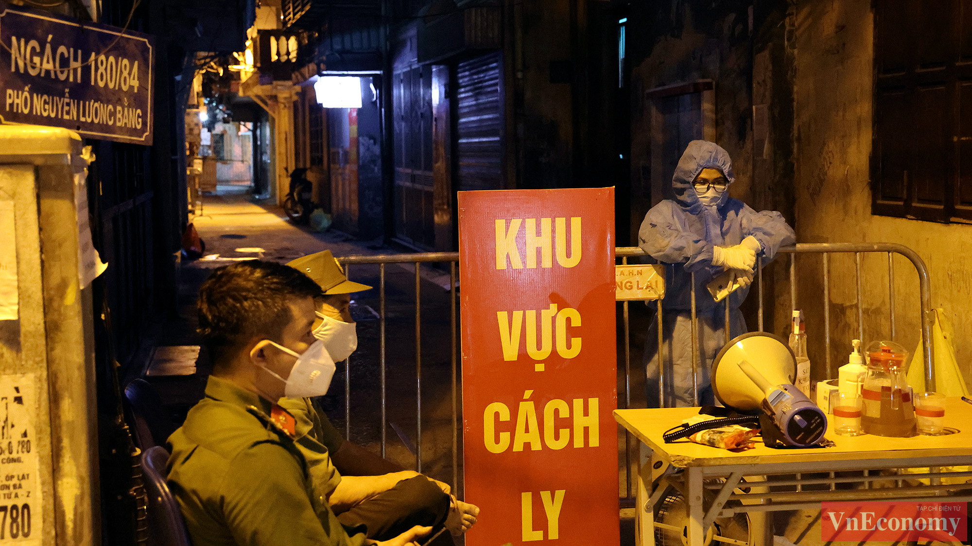 Chủ tịch phường Quang Trung liên tục thông báo loa, đề nghị mọi người dân trong khu cách ly không ra khỏi nhà khi không có việc cần thiết.