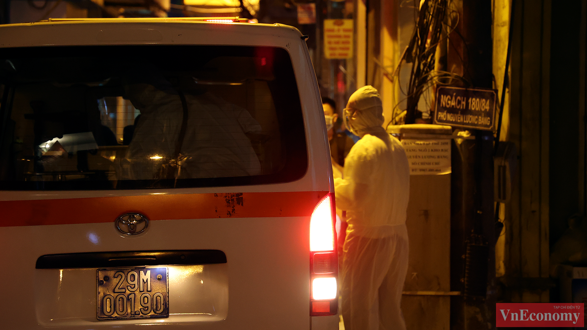 Theo dự kiến, chiều nay chị được chuyển đến khu c&aacute;ch ly tập trung d&agrave;nh cho c&aacute;c F1, nhưng giờ lại l&ecirc;n đường đến thẳng&nbsp; khu c&aacute;ch ly điều trị.