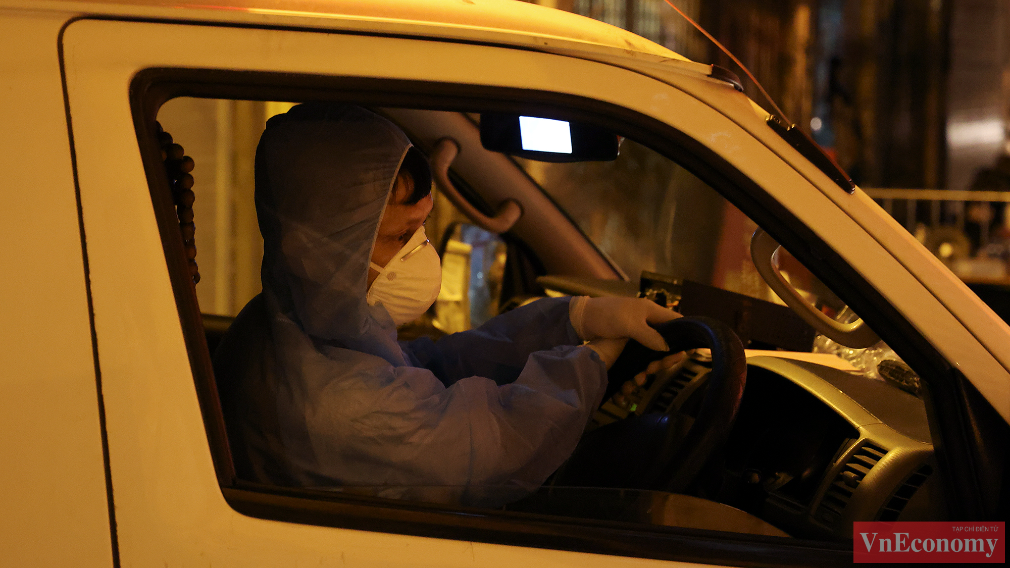 Khoảng 20h00 c&ugrave;ng ng&agrave;y, xe cứu thương đến con ng&otilde; n&agrave;y để đưa bệnh nh&acirc;n F0 n&agrave;y đi c&aacute;ch ly.