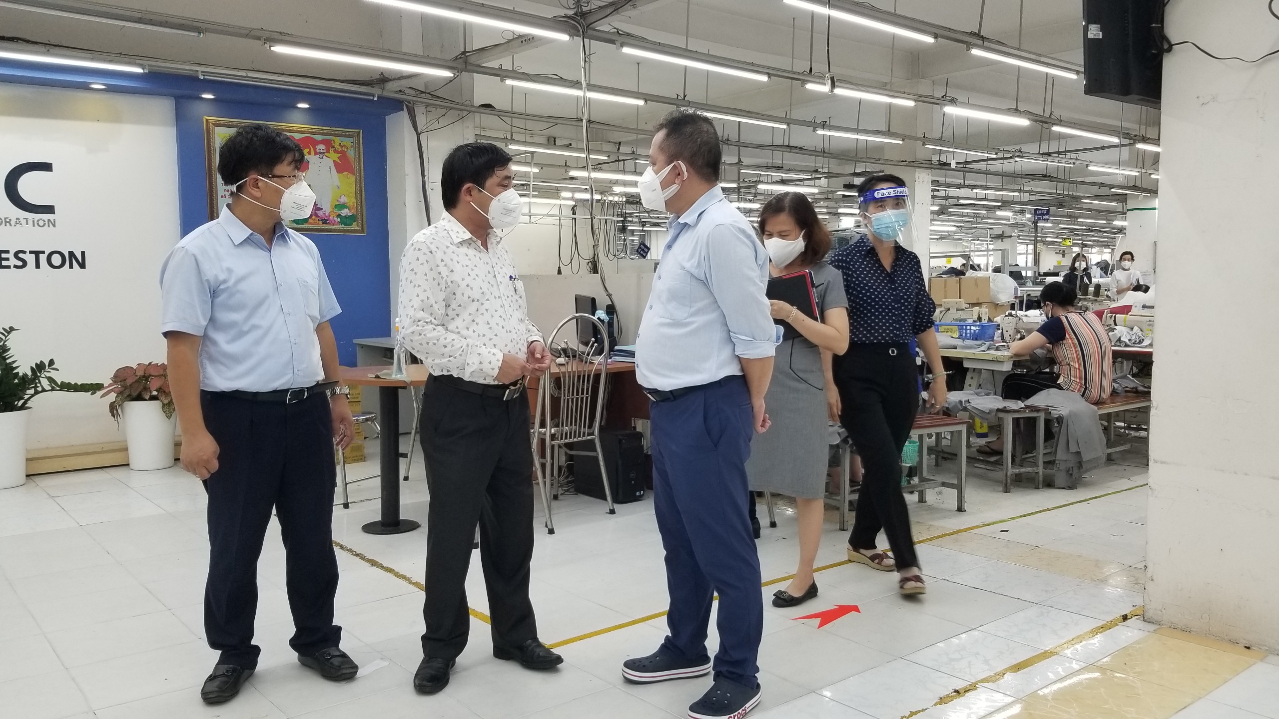 Đoàn kiểm tra của Bộ phận Thường trực đặc biệt Bộ Y tế tại Công ty Cổ phần May Nhà Bè.