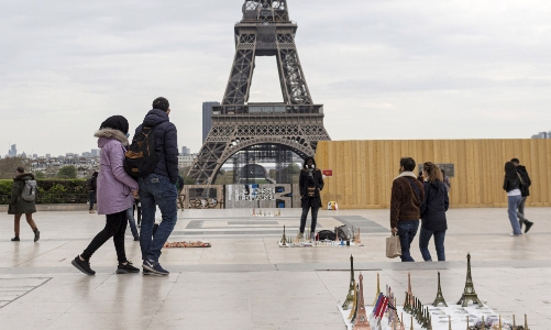 Khoảng 13.000 khách được phép tham quan tháp Eiffel mỗi ngày