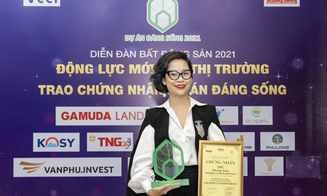 Phó Tổng giám đốc Công ty Cổ phần Quản lý Khách sạn Flamingo (FHG) - bà Phạm Thị Thanh Hương nhận giải “Khu nghỉ dưỡng được yêu thích nhất” cho Flamingo Cát Bà.