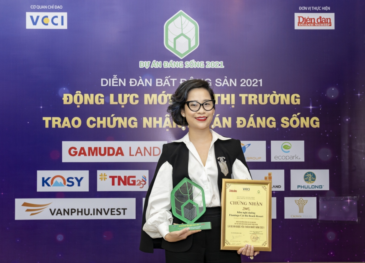 Phó Tổng giám đốc Công ty Cổ phần Quản lý Khách sạn Flamingo (FHG) - bà Phạm Thị Thanh Hương nhận giải “Khu nghỉ dưỡng được yêu thích nhất” cho Flamingo Cát Bà.