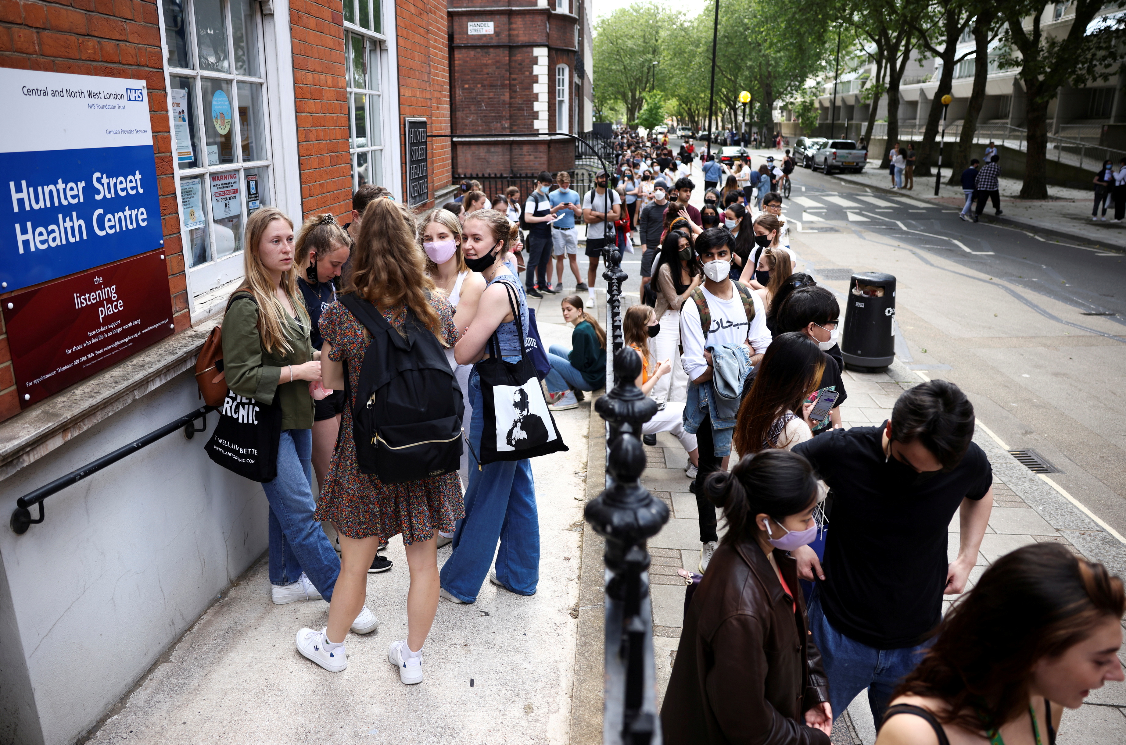 Xếp hàng chờ tiêm phòng Covid-19 tại một trung tâm tiêm chủng ở London, Anh, hôm 5/6/2021 - Ảnh: Reuters.
