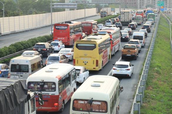 Việc &ugrave;n tắc tại n&uacute;t giao Ph&aacute;p V&acirc;n - V&agrave;nh Đai 3 khiến cao tốc Ph&aacute;p V&acirc;n thường xuy&ecirc;n &ugrave;n tắc k&eacute;o d&agrave;i.