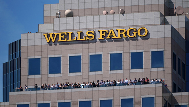 Ngân hàng Wells Fargo bị phạt 3 tỷ USD năm 2020 vì thiết lập tài khoản trái phép, vi phạm tiêu chuẩn ESG về “Xã hội: khách hàng và sản phẩm”.