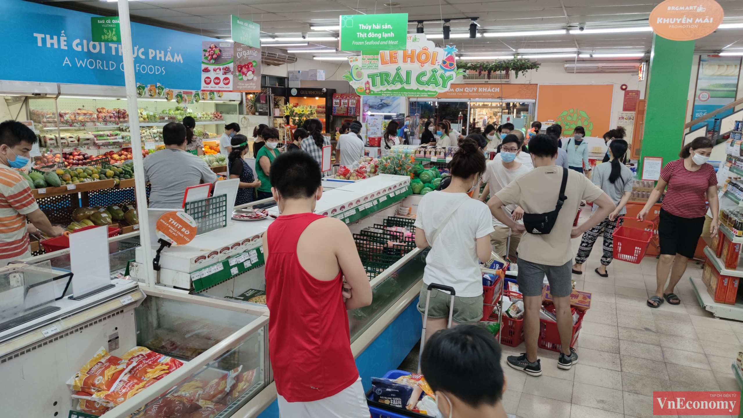 Tại siêu thị BigC Supercenter (đường Trường Chinh), thời điểm hơn 20h tối ngày 18/7, vẫn còn rất đông người dân đang tranh thủ mua sắm.