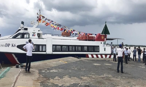 40 tấn hàng nông sản đầu tiên cập bến TP. HCM bằng tàu cao tốc