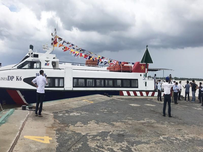 Tàu cao tốc cập bến phà Rạch Miễu, tỉnh Tiền Giang chở hàng về TP. HCM.