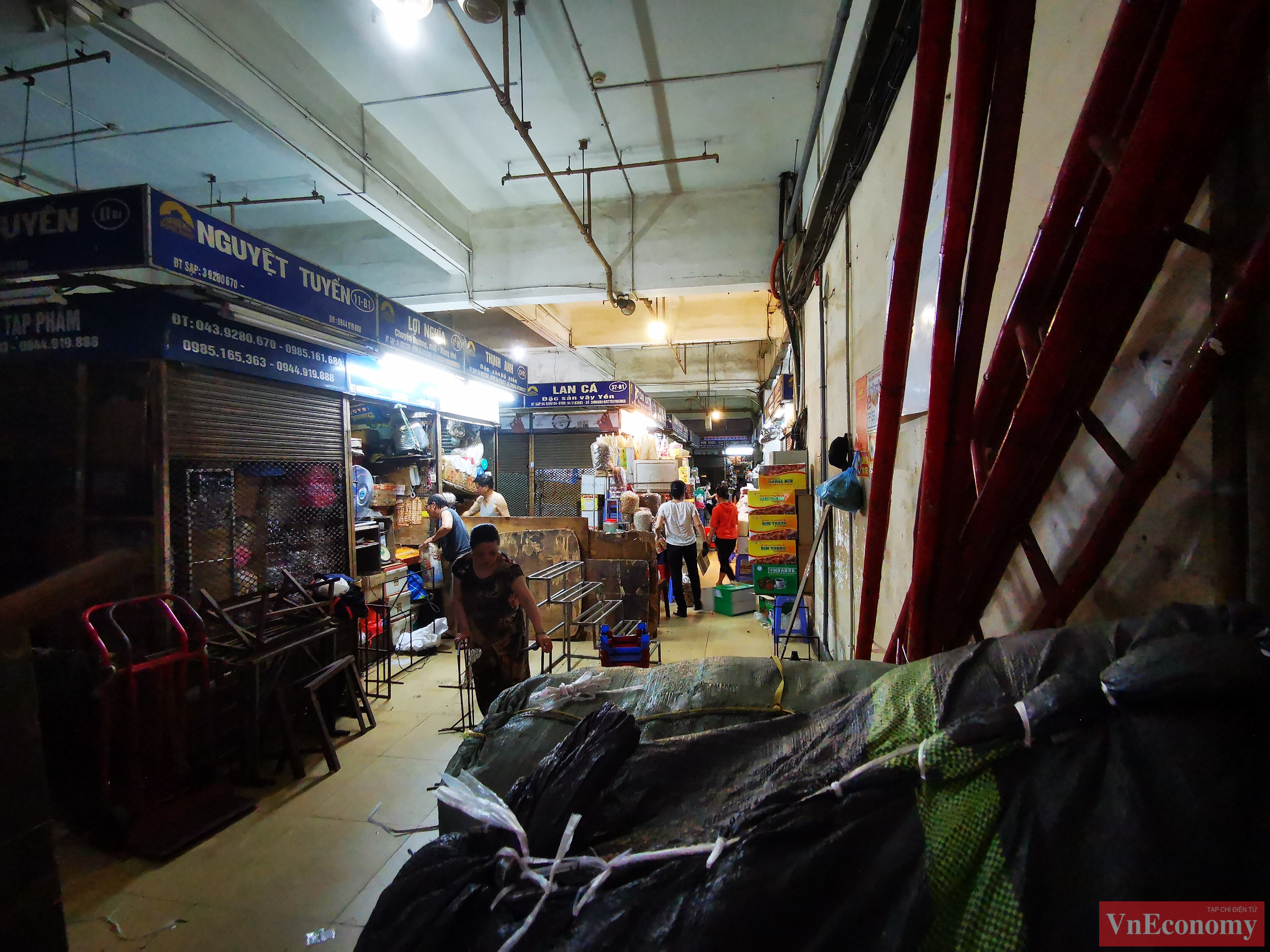 Trong ngày hôm nay, hơn 2.000 tiểu thương đã tiến hành công tác dọn dẹp, niêm phong ki ốt.